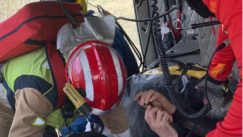 📢 Servicios de emergencia rescatan y evacuan por aire 🚁 a un ciclista 🚵&zwj;♀️ herido de gravedad en Sangonera la Verde, #Murcia.