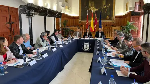La consejera de Agua, Agricultura, Ganader&iacute;a y Pesca, Sara Rubira, junto al alcalde de Caravaca de la Cruz y el resto de miembros que componen la Mesa del Secano (foto: CARM)