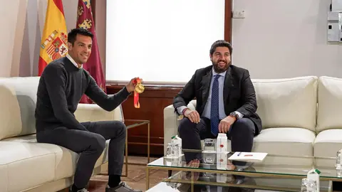 El presidente del Gobierno de la Regi&oacute;n de Murcia, Fernando L&oacute;pez Miras, recibe en el Palacio de San Esteban al nuevo campe&oacute;n de Espa&ntilde;a de 35 kil&oacute;metros marcha, Miguel &Aacute;ngel L&oacute;pez (foto: Regi&oacute;n de Murcia)