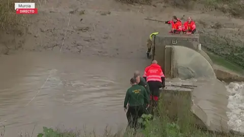 Labores de b&uacute;squeda en el r&iacute;o Segura a su paso por Murcia (foto: La 7)