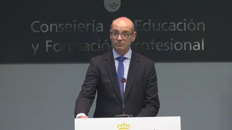 el consejero de Educaci&oacute;n y Formaci&oacute;n Profesional, V&iacute;ctor Mar&iacute;n, presenta en rueda de prensa el proceso de admisi&oacute;n para el curso escolar 2025-2026 (foto: La 7)