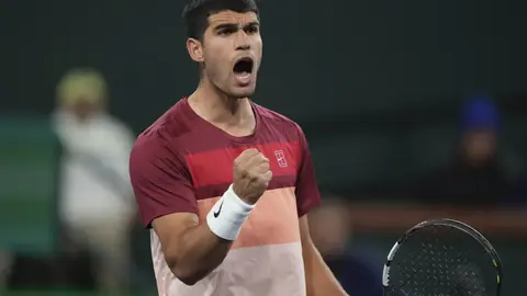 Carlos Alcaraz gana a Francisco Cer&uacute;ndolo y jugar&aacute; la semifinal de Indian Wells ante el brit&aacute;nico Draper (foto: Agencias)