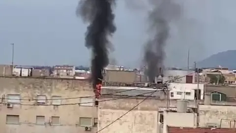 El incendio en una vivienda de Alcantarilla ha puesto en tensi&oacute;n a los vecinos (foto: La 7)