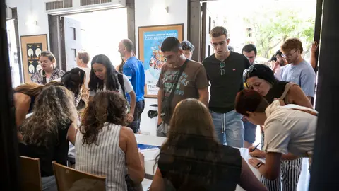 J&oacute;venes participantes de T-sigo, un programa de orientaci&oacute;n del SEF para menores de 24 a&ntilde;os