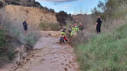 Rescatan a un hombre atrapado en el barro (foto: 1-1-2)