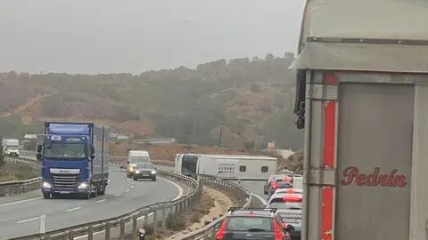 Vuelco de un autob&uacute;s (foto: La 7)