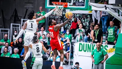 Dylan Ennis intenta anotar durante el partido