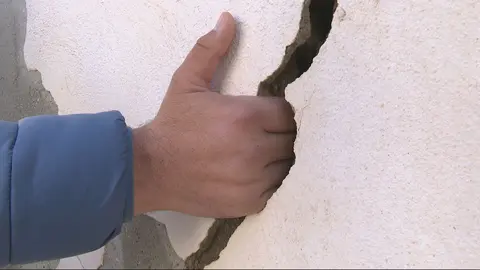 Una de las grietas en una vivienda de &Aacute;guilas (foto: La 7)