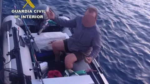 El hombre identificado, a bordo de la embarcaci&oacute;n (foto: Guardia Civil)