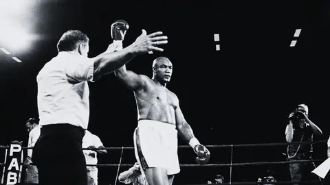 Geoge Foreman, en una de sus victorias