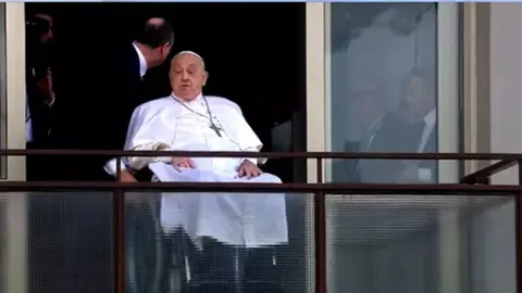 Francisco, saludando desde el balc&oacute;n