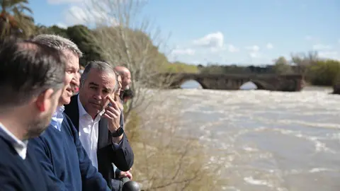 El presidente del Partido Popular, Alberto N&uacute;&ntilde;ez Feij&oacute;o, junto al alcalde de Talavera, Jos&eacute; Juli&aacute;n Gregorio, tras el derrume del puente romano