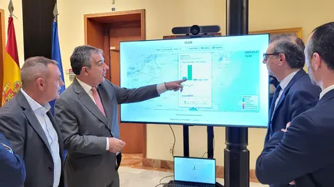 El consejero de Medio Ambiente, Universidades, Investigaci&oacute;n y Mar Menor, Juan Mar&iacute;a V&aacute;zquez, junto al rector de la Universidad de Murcia, Jos&eacute; Luj&aacute;n, durante la presentaci&oacute;n del sistema que permitir&aacute; conocer el &Iacute;ndice de Calidad del Aire Municipal (foto: CARM)