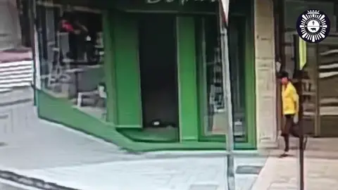El presunto autor de varios robos en algunos trasteros de un edificio de Caravaca de la Cruz sale por la puerta principal (foto: Polic&iacute;a Local de Caravaca de la Cruz)