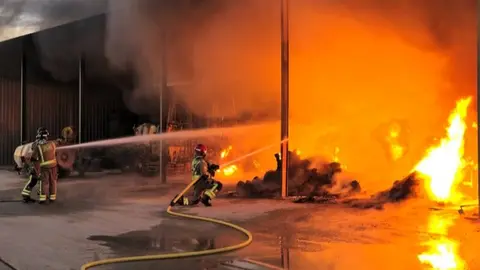 Los bomberos extinguen un gran incendio en San Javier (foto: Bomberos CEIS)