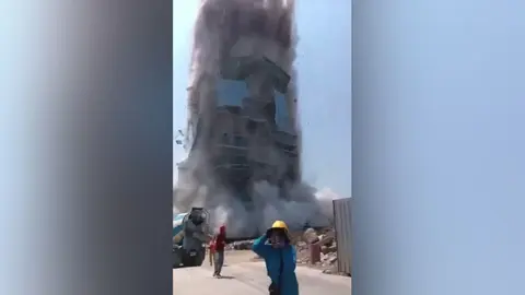 Un edificio en construcci&oacute;n se derrumba en Tailandia (foto: La 7)