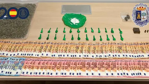 Dinero y droga intervenida (foto: Polic&iacute;a Nacional)