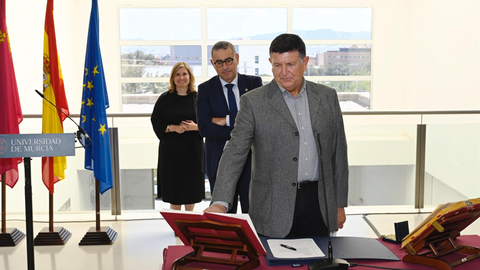 Francisco Javier G&oacute;mez de Segura toma posesi&oacute;n como nuevo decano de la Facultad de Bellas Artes de la Universidad de Murcia (UMU) en presencia del rector, Jos&eacute; Luj&aacute;n - UMU