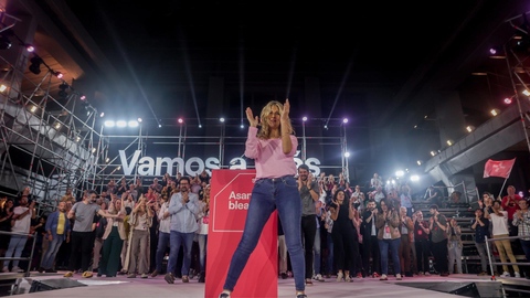 La vicepresidenta segunda, ministra de Trabajo y l&iacute;der de Sumar, Yolanda D&iacute;az, aplaude durante el acto de cierre de la Asamblea fundacional de Sumar, en La Nave, a 23 de marzo de 2024, en Villaverde, Madrid