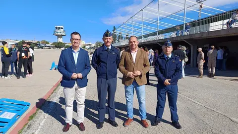 El director general de Universidades e Investigaci&oacute;n, Antonio Caballero, acompa&ntilde;ado por el coronel jefe de la Base A&eacute;rea de Alcantarilla, coronel Alberto Jos&eacute; Lens, asiste a la celebraci&oacute;n del IV Cansat Regi&oacute;n de Murcia 2025