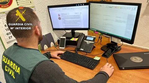 Un agente de la Guardia Civil, durante la investigaci&oacute;n