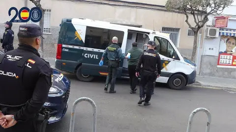 Imagen del momento de la detenci&oacute;n del individuo (foto: PN)