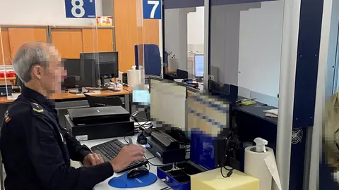 Polic&iacute;a Nacional renovando un DNI (foto: La 7)