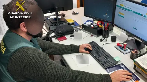 Un agente de la Guardia Civil, durante la investigaci&oacute;n (foto: GC)