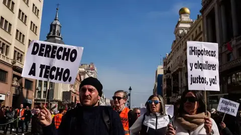 Varias personas durante una manifestaci&oacute;n por una vivienda digna.