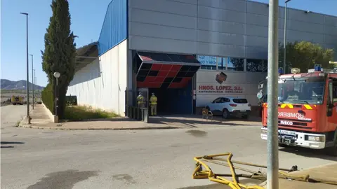 Nave en la que se ha producido el incendio (foto: 1-1-2)