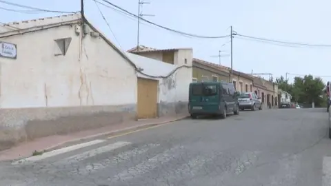 Calle en donde un menor mat&oacute; a su padre en Totana (foto: La 7)