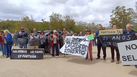 Los vecinos de Portm&aacute;n se movilizan para pedir la regeneraci&oacute;n inmediata de la bah&iacute;a (foto: La 7)
