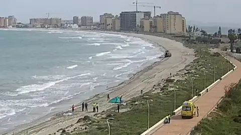 Servicios de emergencia han intentado rescatar a una persona que hab&iacute;a quedado inconsciente mientras practicaba skysurf en La Manga del Mar Menor