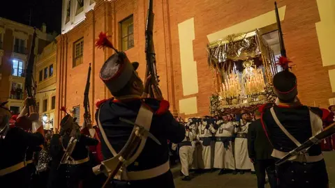 Las inclemencias meteorol&oacute;gicas impidieron el normal desarrollo del desfile pasional que pon&iacute;a el colof&oacute;n a este Viernes de Dolores