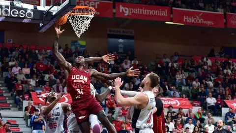 Dylan Ennis mete una de las canastas del partido ante el Baskonia en El Palacio (foto: UCAM Murcia)