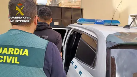 Imagen de uno de los detenidos, custodiado por la Guardia Civil (foto: GC)