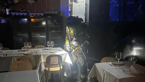 Foto del interior del restaurante La Tapa de Murcia durante la intervenci&oacute;n de los bomberos (foto: Bomberos Murcia)