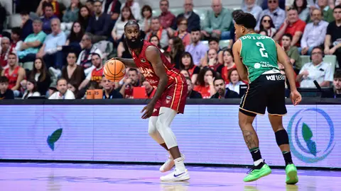 Sant-Roos controla la bola durante el partido