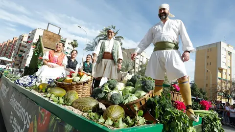 Varias personas durante el desfile del Bando de la Huerta de 2024