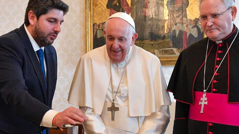 El Papa Francisco, entre el presidente L&oacute;pez Miras (izq.) y el obispo Lorca Planes