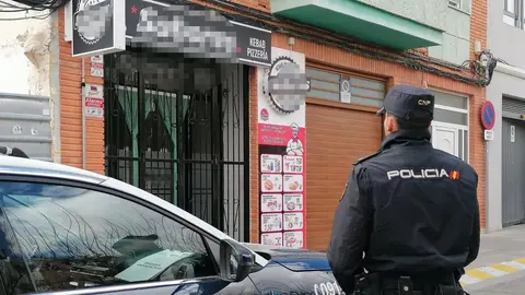 Un agente de la Polic&iacute;a Nacional junto a uno de los establecimientos inspeccionados