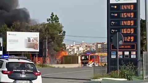 Incendio en una casa de campo situada cerca de una gasolinera de Yecla (foto: La 7)