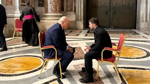 Zelensky y Trump en el Vaticano