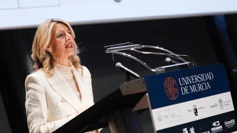La vicepresidenta segunda del Gobierno y ministra de Trabajo y Econom&iacute;a Social, Yolanda D&iacute;az, durante su intervenci&oacute;n en la inauguraci&oacute;n de 'Murcia, Capital Espa&ntilde;ola de la Econom&iacute;a Social 2025' (foto: EP)