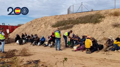 Operativo policial contra las redes de inmigraci&oacute;n irregular desarrollado en Alhama de Murcia, que se ha saldado con la detenci&oacute;n de 37 personas (foto: PN)