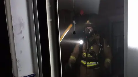 Un bombero en la vivienda afectada (foto: CEIS)