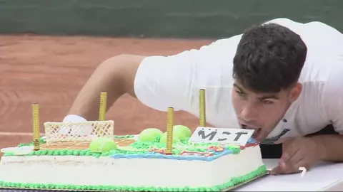 Carlos Alcaraz celebra su cumplea&ntilde;os en el Real Murcia Club de Tenis (foto: La 7)