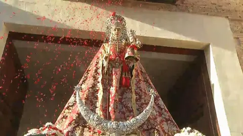 Petalada a la Virgen de la Fuensanta, en una foto de archivo (foto: La 7)