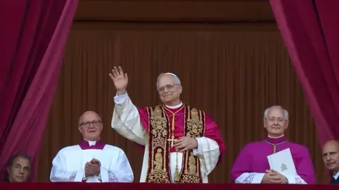 El Papa Le&oacute;n IX saluda desde San Pedro