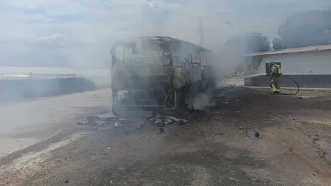 Un autob&uacute;s incendiado en Campot&eacute;jar (foto: 112)